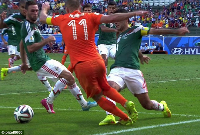 Cận cảnh "cú ngã định mệnh" của Robben đưa Hà Lan vào tứ kết ảnh 6