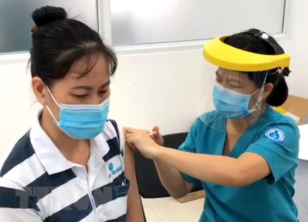 Tiêm chủng vaccine phòng COVID-19 cho công nhân tại Khu chế xuất Tân Thuận. (Ảnh: TTXVN phát) Nếu kiểm soát tốt dịch bệnh trong tháng 9, GDP cả năm sẽ tăng 3,5-4% ảnh 2