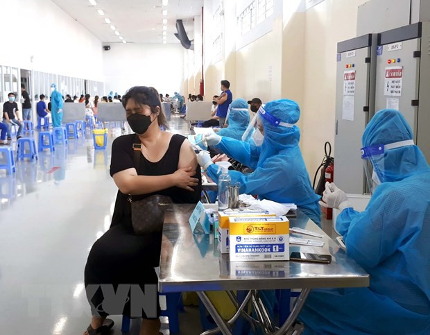 Tiêm vaccine phòng COVID-19 cho người dân. (Ảnh: Thanh Vũ/TTXVN) Nhìn lại quá trình TP.HCM thực hiện NQ86: Dốc sức kiểm soát dịch bệnh ảnh 1