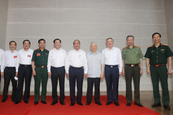 Tổng Bí thư Nguyễn Phú Trọng, Chủ tịch nước Nguyễn Xuân Phúc, Chủ tịch Quốc hội Vương Đình Huệ và các lãnh đạo Đảng, Nhà nước dự hội nghị. (Ảnh: Trí Dũng/TTXVN) Các cơ quan nội chính phải thật sự là những "Thanh bảo kiếm sắc bén" ảnh 3