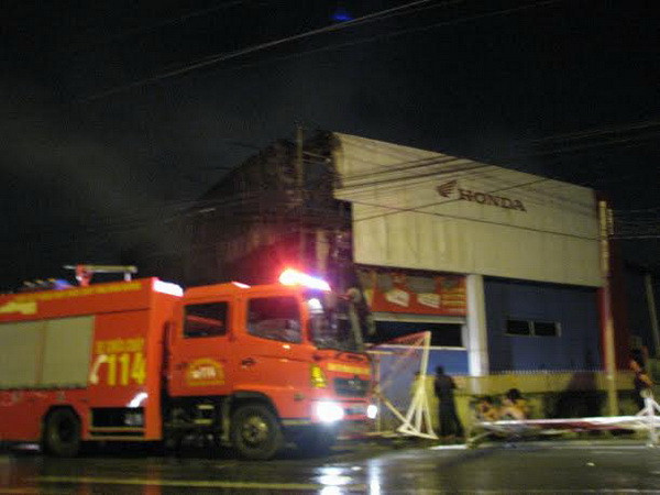 Cháy lớn tại đại lý Honda, hàng trăm xe máy bị thiêu rụi ảnh 1