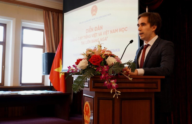 Học viên cao học Anton Shakhigulin tự tin đọc tham luận bằng tiếng Việt. (Ảnh: Tâm Hằng/TTXVN) Diễn đàn về giảng dạy tiếng Việt và Việt Nam học tại Moskva ảnh 3