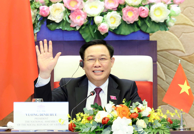 ttxvn_chu_tich_quoc_hoi_vuong_dinh_hue_dien_dam_voi_chu_tich_thuong_vien_campuchia_hun_sen_1.jpg