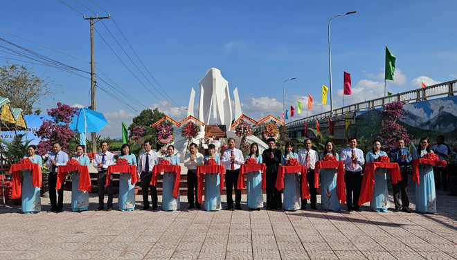 Lãnh đạo huyện Tri Tôn, tỉnh An Giang cắt băng khánh thành cụm Công viên Văn hóa và Bia tưởng niệm đồng bào Ba Chúc bị bọn giặc Pol Pot thảm sát. (Ảnh: Thanh Sang/TTXVN) TTXVN_2404BachucAnGiang2.jpg