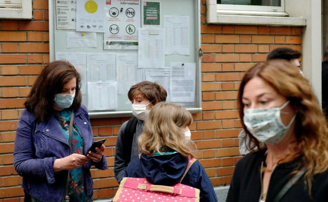 COVID-19: Pháp lý giải nguyên nhân số ca bệnh ở trẻ em tăng cao ảnh 1