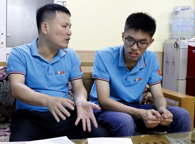 Thân Thế Công cùng thầy giáo Nguyễn Văn Đóa, giáo viên phụ trách trực tiếp trao đổi kiến thức. (Ảnh: Đồng Thúy/TTXVN) ttxvn_than_the_cong_-_thi_sinh_xuat_sac_doat_huy_chuong_vang_2.jpg
