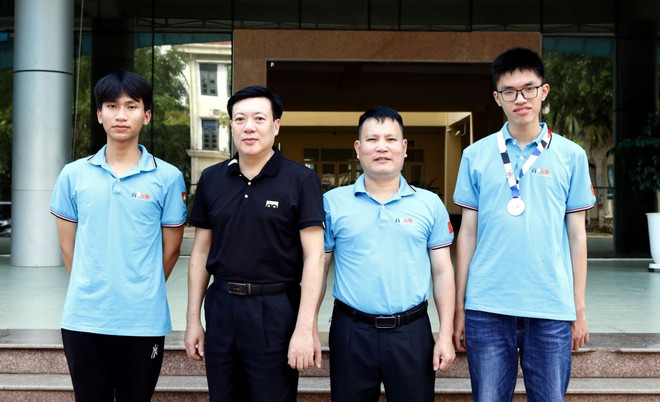 Thân Thế Công (ngoài cùng bên phải) cùng thầy giáo và bạn bè Trường THPT Chuyên Bắc Giang. (Ảnh: Đồng Thúy/TTXVN) ttxvn_than_the_cong_-_thi_sinh_xuat_sac_doat_huy_chuong_vang_3.jpg