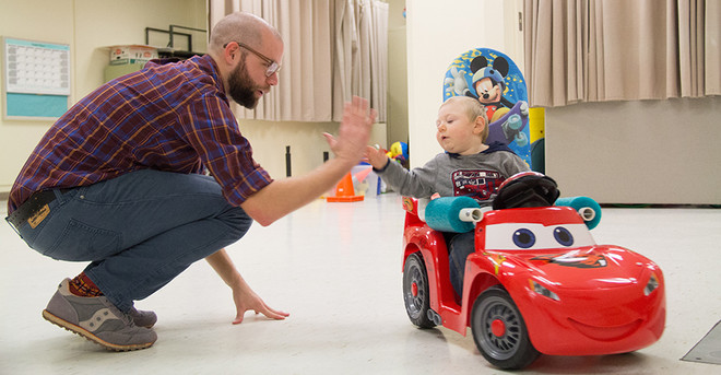 Sáng chế ôtô đồ chơi hỗ trợ vận động ở trẻ khuyết tật ảnh 1