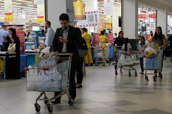 Người dân mua lương thực, thưc phẩm tích trữ tại một siêu thị ở Doha, Qatar, ngày 6/6. (Nguồn: THX/TTXVN) Ngoại trưởng UAE lên tiếng giải thích về hành động chống Qatar ảnh 1
