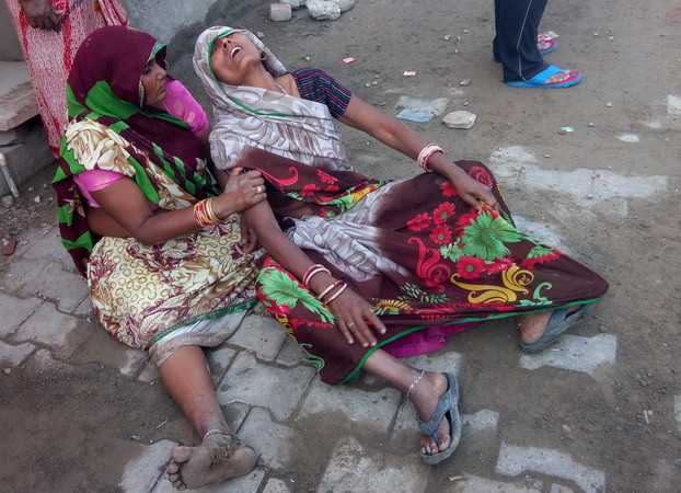 Người dân khóc thương các nạn nhân thiệt mạng trong một vụ sập tường ở bang Rajasthan Pradesh ngày 11/5. (Nguồn: AFP/TTXVN) Gió thổi sập tường ở Ấn Độ khiến hơn 20 người thương vong ảnh 1