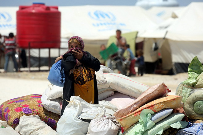 Người dân sơ tán từ Raqa tại một ngôi làng ở miền bắc Syria ngày 3/6. (Nguồn: AFP/TTXVN) Nga cáo buộc Mỹ không kích tại Syria là vi phạm luật quốc tế ảnh 1