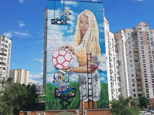 Doanh nhân gây sốc vì dùng vợ làm mẫu quảng cáo cho World Cup ảnh 1