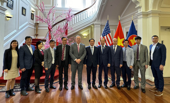 Bộ trưởng Bùi Thanh Sơn chụp ảnh lưu niệm cùng Phó Hiệu trưởng Jeffrey Goss và các thành viên trong đoàn công tác Ngày 26/3/2024, tại Washington D.C. (Ảnh: Kiều Trang/TTXVN) ttxvn_bui thanh son Jeffrey Goss (2).jpg