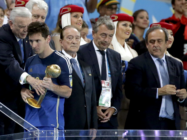 Maradona cũng chỉ trích việc FIFA trao Quả bóng Vàng cho Messi ảnh 1