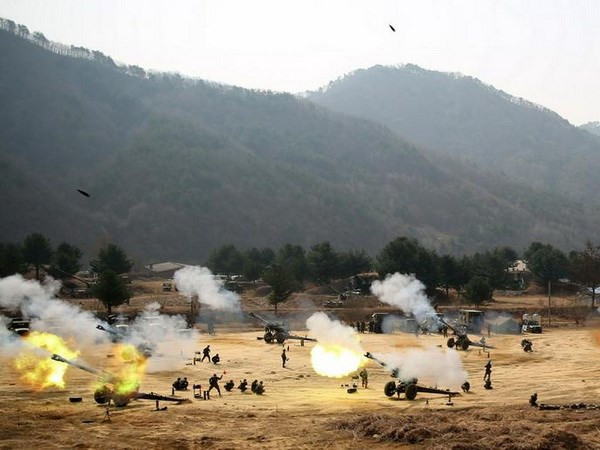 Nhà lãnh đạo Triều Tiên đích thân chỉ đạo diễn tập pháo kích ảnh 1