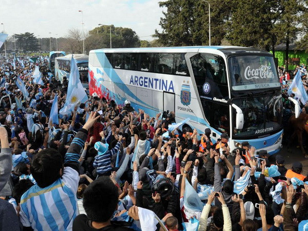 Leo Messi và các đồng đội được chào đón nồng nhiệt tại quê nhà ảnh 1