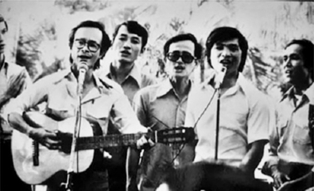 Hàng đầu: Nhạc sỹ Trịnh Công Sơn (đeo kính) và nhạc sỹ Tôn Thất Lập trong phong trào “Hát cho đồng bào tôi nghe”. Ảnh tư liệu. (Nguồn: Báo Thanh Niên) Nghe lại một số ca khúc ghi dấu ấn của Nhạc sỹ Tôn Thất Lập ảnh 1