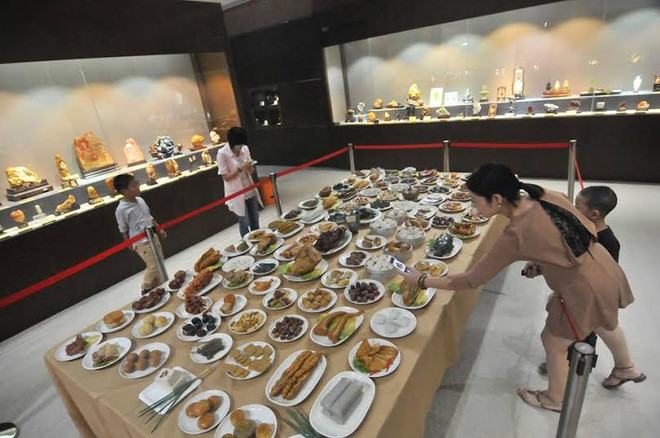 Ngỡ ngàng với bàn tiệc sơn hào hải vị được khắc từ đá cẩm thạch ảnh 2