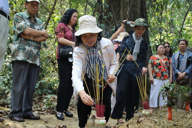 Đoàn cán bộ, phóng viên TTXVN thăm lại Chiến khu Đ. (Ảnh: Sỹ Tuyên/TTXVN) Thông tấn xã Việt Nam tri ân người dân vùng Chiến khu Đ-Đồng Nai ảnh 1