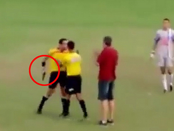 Choáng váng khi trọng tài dùng súng đòi bắn cầu thủ trên sân ảnh 1