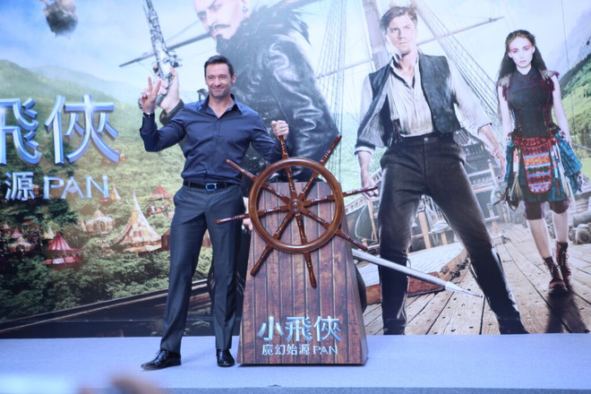 Kathy Uyên rạng rỡ bên Hugh Jackman trong buổi ra mắt "Pan" ảnh 2