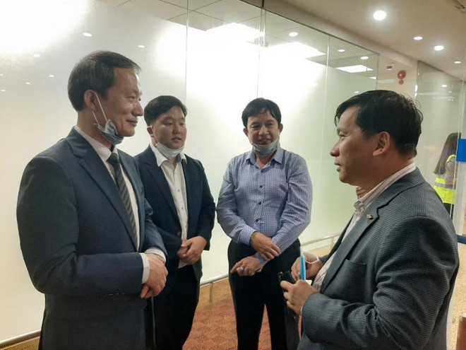 Tổng lãnh sự Hàn Quốc và lãnh đạo Vietjet, đại diện Ủy ban Nhân dân thành phố Đà Nẵng trước chuyến bay. (Ảnh: CTV/Vietnam+) Vietjet hỗ trợ đưa 20 công dân Hàn Quốc ở Đà Nẵng về nước an toàn ảnh 2