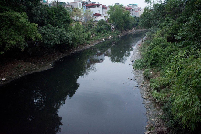 Sông Nhuệ bị ô nhiễm nặng. (Ảnh: Thoa Chu/Vietnam+) Hà Nội: Nước thải xâm nhập kênh thủy lợi, dân thiếu nước sạch tưới rau ảnh 1