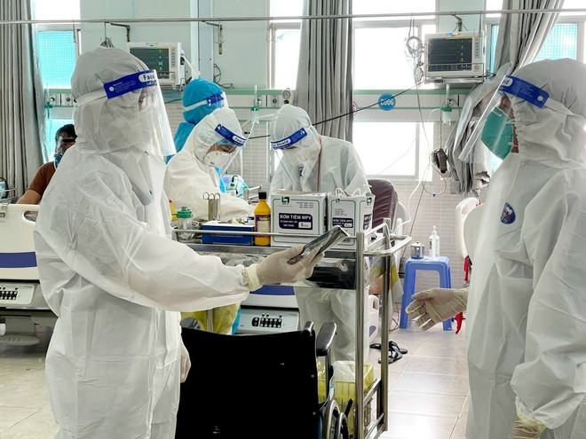 Chuyện của những phóng viên dấn thân tác nghiệp ở 'tâm dịch' COVID-19 ảnh 5