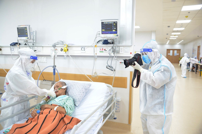 Chuyện của những phóng viên dấn thân tác nghiệp ở 'tâm dịch' COVID-19 ảnh 4