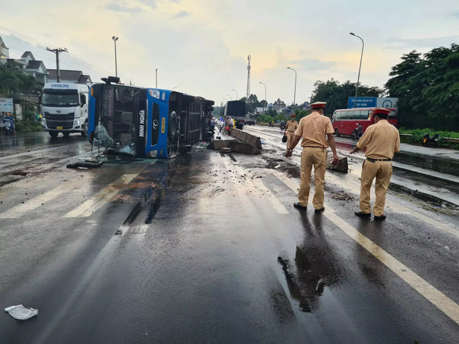 Xe khách lật nhào trên quốc lộ 1, khiến nhiều người thương vong ảnh 1