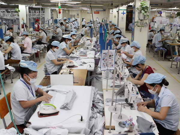 May hàng xuất khẩu tại Xí nghiệp may 2 - Tổng công ty May 10. (Ảnh: Trần Việt/TTXVN) Hội thảo "Báo chí đồng hành cùng doanh nghiệp" tại Quảng Ninh ảnh 1