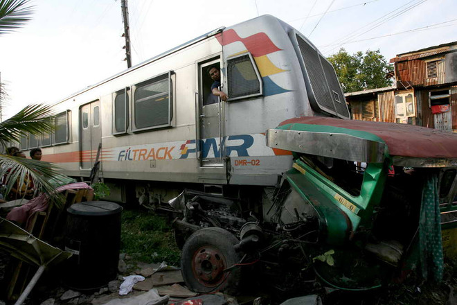 [Photo] Philippines: Tàu hỏa đâm xe khách, 7 người thương vong ảnh 1