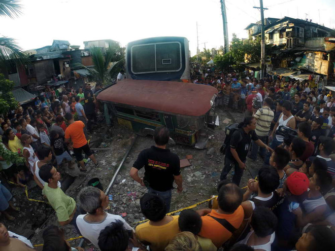 [Photo] Philippines: Tàu hỏa đâm xe khách, 7 người thương vong ảnh 2