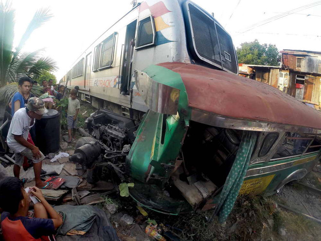 [Photo] Philippines: Tàu hỏa đâm xe khách, 7 người thương vong ảnh 3