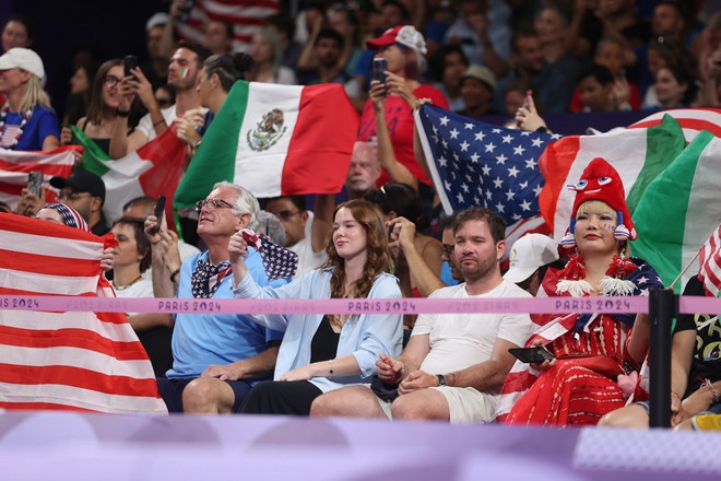 Cổ động viên Mỹ và cổ động viên Italy trên khán đài. (Ảnh: Hoàng Linh/TTXVN) TTXVN_1308OlympicParis2.jpg