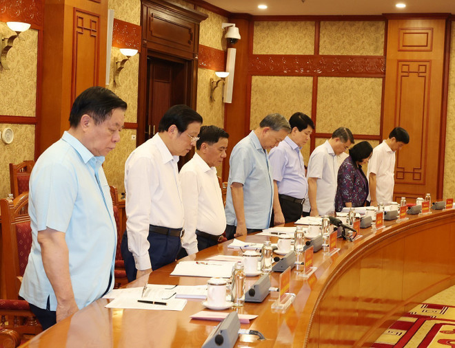 Tổng Bí thư, Chủ tịch nước Tô Lâm cùng các đại biểu dành một phút mặc niệm Tổng Bí thư Nguyễn Phú Trọng. (Ảnh: Trí Dũng/TTXVN) TTXVN_1308Tongbithu3.jpg