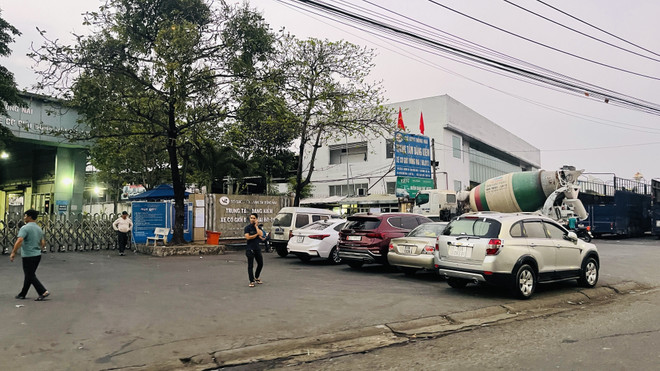 Người dân xếp hàng dài chờ đăng kiểm tại Trung tâm đăng kiểm 60-01S ở Đồng Nai sáng 27/4. (Ảnh: Lê Xuân/TTXVN) Đồng Nai: Bắt khẩn cấp Giám đốc Trung tâm đăng kiểm xe cơ giới 60-01S ảnh 1