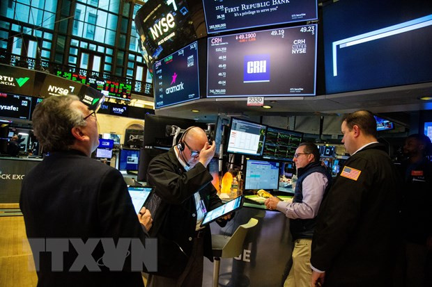 Hoạt động giao dịch tại sàn chứng khoán New York, Mỹ. (Ảnh: THX/TTXVN) Mỹ: Chứng khoán trên thị trường Phố Wall ngày 17/4 tăng nhẹ ảnh 1