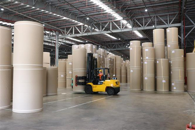 Công ty TNHH Giấy KRAFT VINA (SCG) của tập đoàn SCG (Thái Lan) hoạt động tại khu công nghiệp Mỹ Phước 3 (thị xã Bến Cát, tỉnh Bình Dương). (Ảnh: Chí Tưởng/TTXVN) Chuyên gia: Đầu tư nước ngoài tại Việt Nam khả quan trong năm 2021 ảnh 1