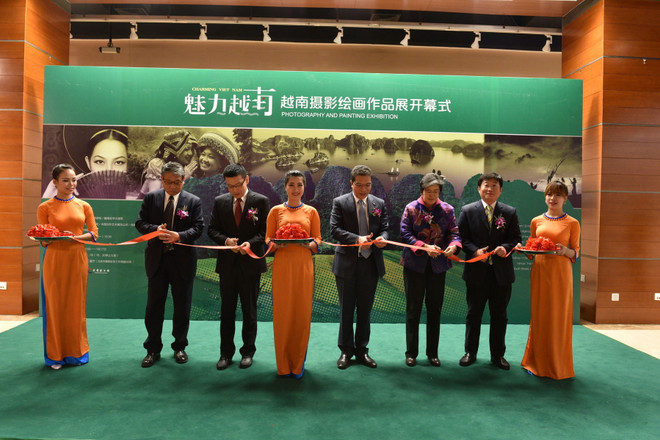 Triển lãm tranh-ảnh "Việt Nam - Vẻ đẹp bất tận" tại Bắc Kinh ảnh 1