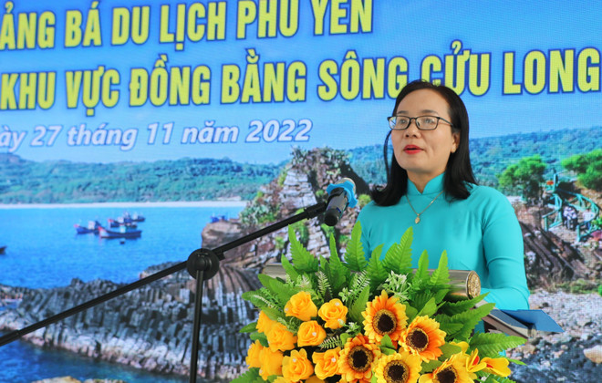 Bà Nguyễn Thị Hồng Thái, Quyền Giám đốc Sở Văn hóa-Thể thao và Du lịch tỉnh Phú Yên phát biểu tại hội nghị. (Ảnh: Tuấn Kiệt/TTXVN) Phú Yên xúc tiến, quảng bá du lịch tại đồng bằng sông Cửu Long ảnh 2