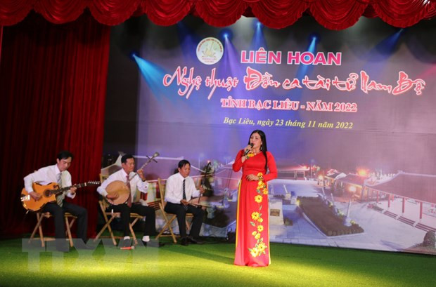 Tiết mục tham dự Liên hoan của Câu lạc bộ đờn ca tài tử huyện Đông Hải. (Ảnh: Tuấn Kiệt/TTXVN) Bạc Liêu bảo tồn và phát huy giá trị Nghệ thuật Đờn ca tài tử Nam Bộ ảnh 2