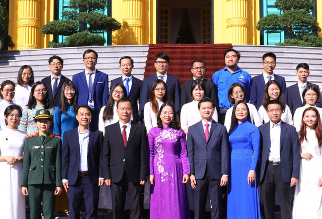 Phó Chủ tịch nước Võ Thị Ánh Xuân với các tài năng trẻ khoa học công nghệ năm 2022. (Ảnh: Văn Điệp/TTXVN) Phó Chủ tịch nước gặp mặt các tài năng trẻ khoa học công nghệ năm 2022 ảnh 1