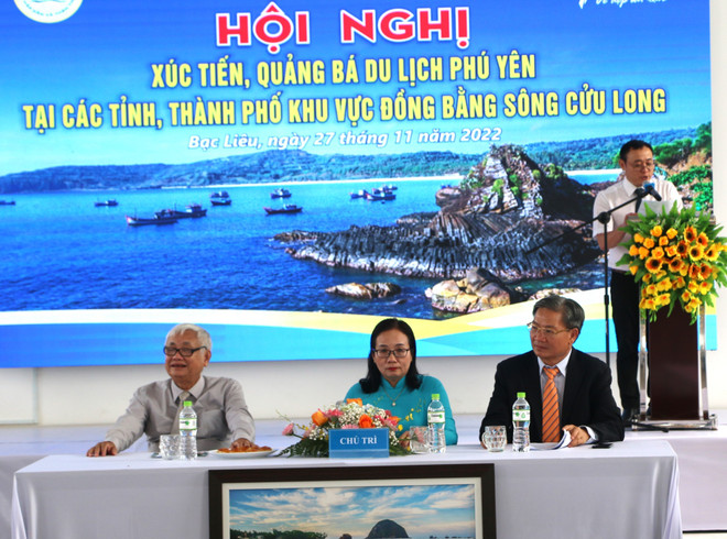 Chủ tọa điều hành hội nghị. (Ảnh: Tuấn Kiệt/TTXVN) Phú Yên xúc tiến, quảng bá du lịch tại đồng bằng sông Cửu Long ảnh 1