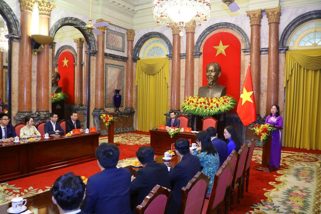 Phó Chủ tịch nước Võ Thị Ánh Xuân nói chuyện với các tài năng trẻ khoa học công nghệ năm 2022. (Ảnh: Văn Điệp/TTXVN) Phó Chủ tịch nước gặp mặt các tài năng trẻ khoa học công nghệ năm 2022 ảnh 2