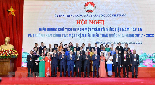 Chủ tịch nước Nguyễn Xuân Phúc, Thường trực Ban Bí thư Võ Văn Thưởng chụp ảnh chung cùng các điển hình tiêu biểu. (Ảnh: Minh Đức/TTXVN) Chủ tịch nước: Cán bộ mặt trận đóng góp xây dựng hệ thống chính trị ảnh 1