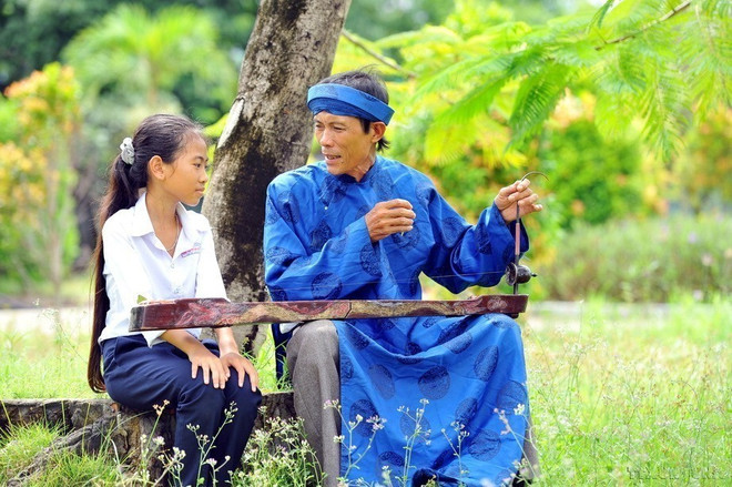 Nghệ nhân đàn bầu Lý Văn tới, ấp 3, thị trấn Gành Hào, huyện Đông Hải truyền dạy hát đờn ca tài tử cho thế hệ sau. (Ảnh: Minh Đức/TTXVN) Bạc Liêu bảo tồn và phát huy giá trị Nghệ thuật Đờn ca tài tử Nam Bộ ảnh 1