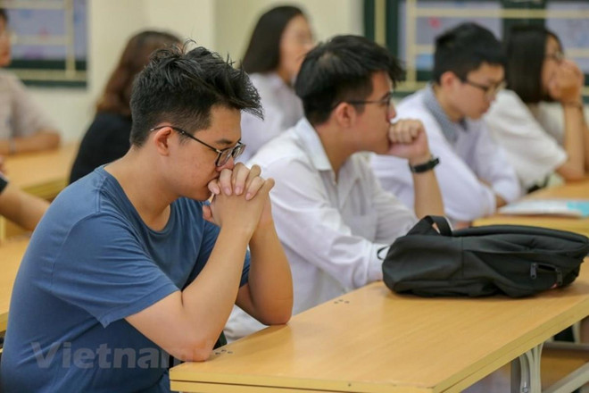 Bộ Giáo dục và Đào tạo sẽ trực tiếp chỉ đạo tổ chức chấm bài thi trắc nghiệm, giao nhiệm vụ cho các trường đại học chủ trì; sửa đổi, nâng cấp, hoàn thiện phần mềm chấm thi trắc nghiệm... (Ảnh: Minh Sơn/Vietnam+) Thầy giáo dạy Toán chia sẻ bí quyết làm bài thi trung học phổ thông ảnh 2