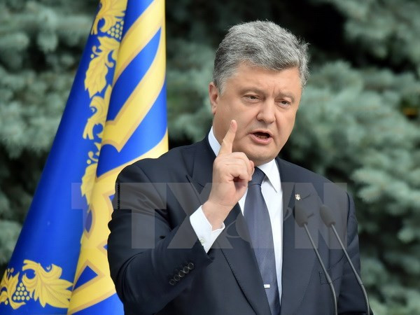Tổng thống Ukraine Poroshenko ký ban hành luật bầu cử địa phương ảnh 1