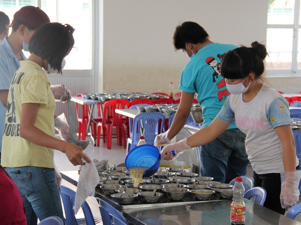 Bình Dương: 18 trường học nhận suất ăn từ công ty cấp thực phẩm bẩn ảnh 1